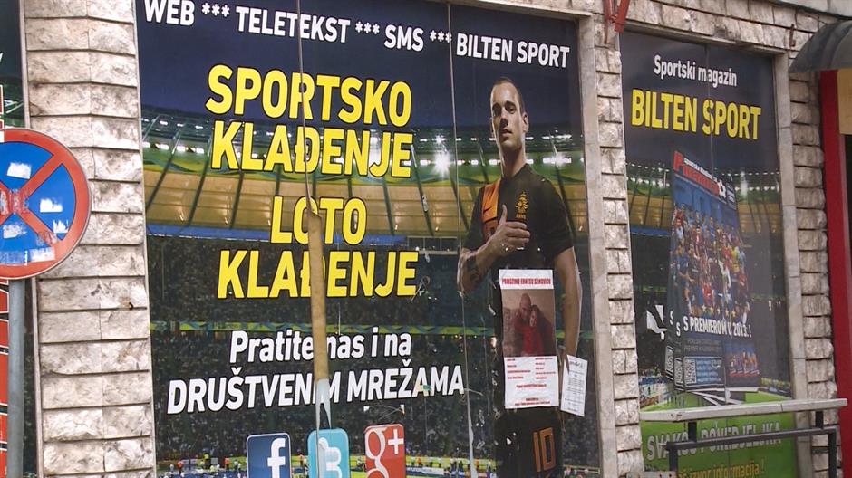 SA-POLICIJA PROTEST LKLV-19-MAM-1(20160518-170429106).Still010