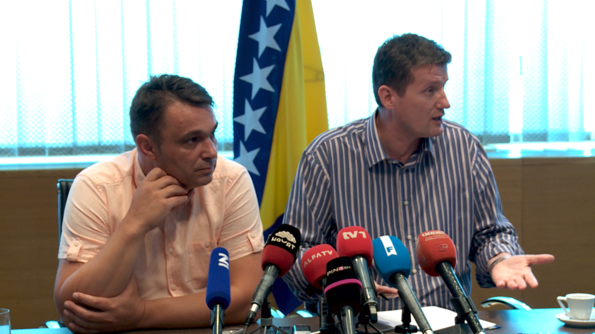 SA-POLITICKA KRIZA PKG 19-ADS-1(20170802-164344757).Still001