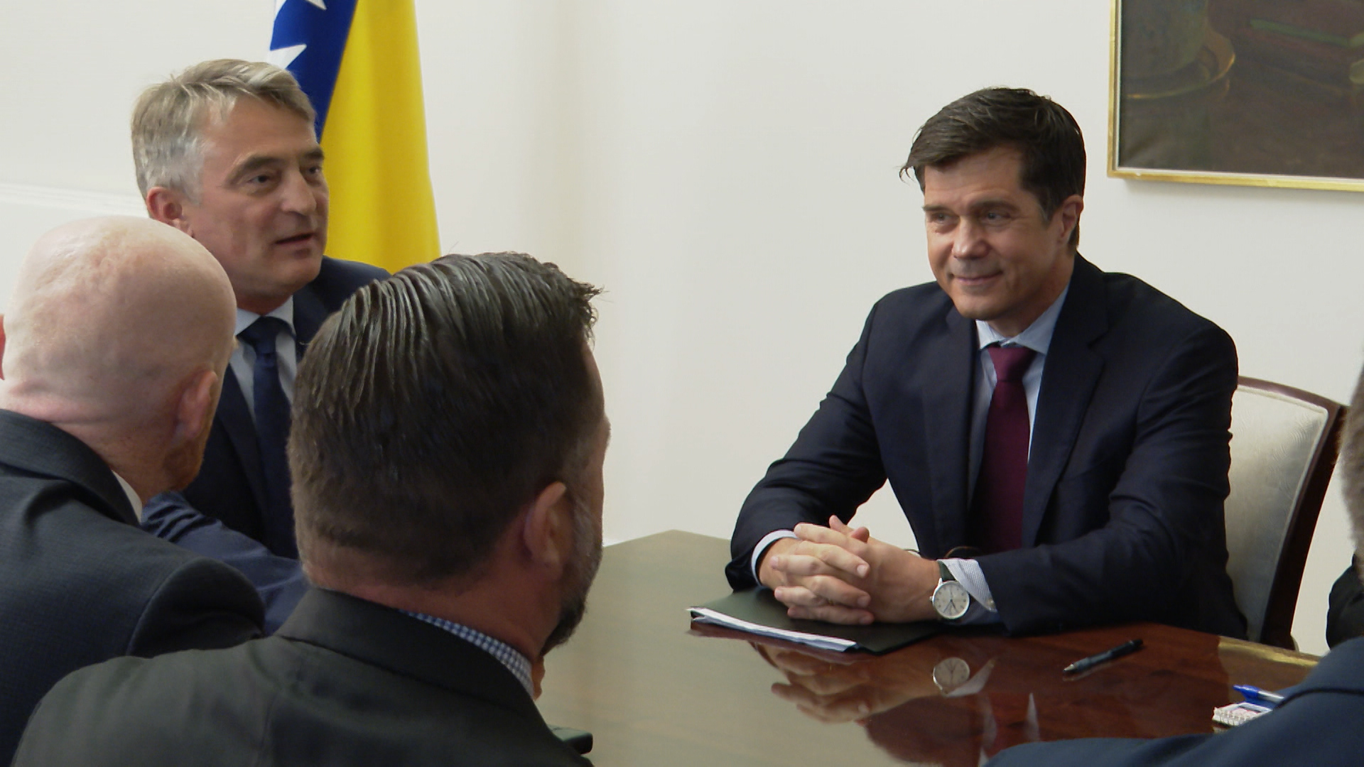 SA-POLITIKA F UP DONUT-ALT-1(20190819-173432719).00_00_09_06.Still007