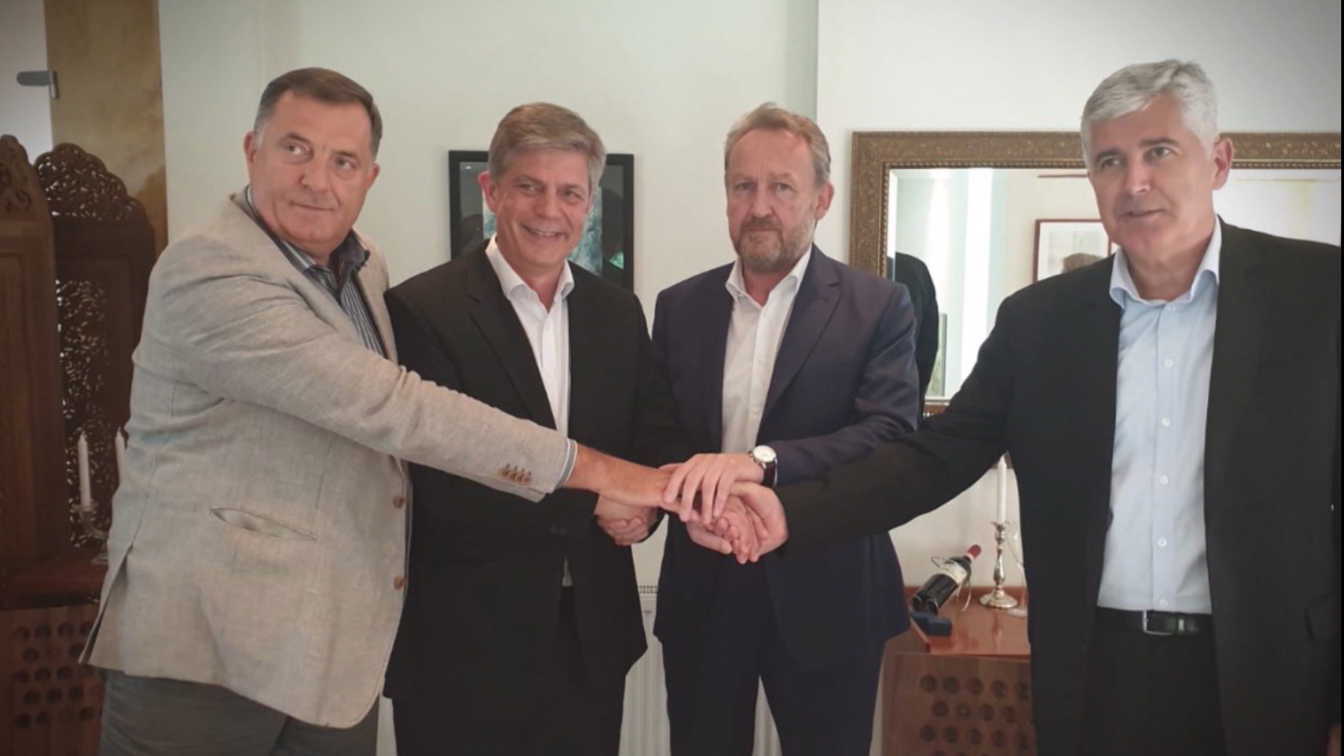 SA-POLITIKA F UP DONUT-ALT-1(20190819-173432719).00_00_44_09.Still008