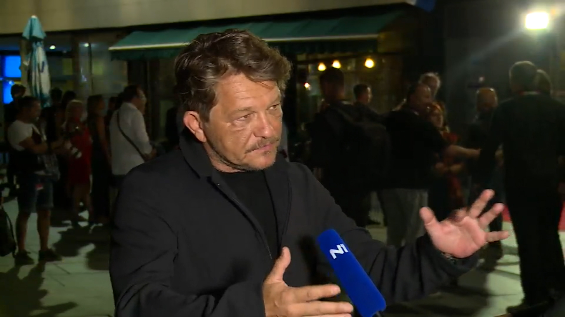 SA-POLITIKA F UP DONUT-ALT-1(20190819-173432719).00_07_53_18.Still014