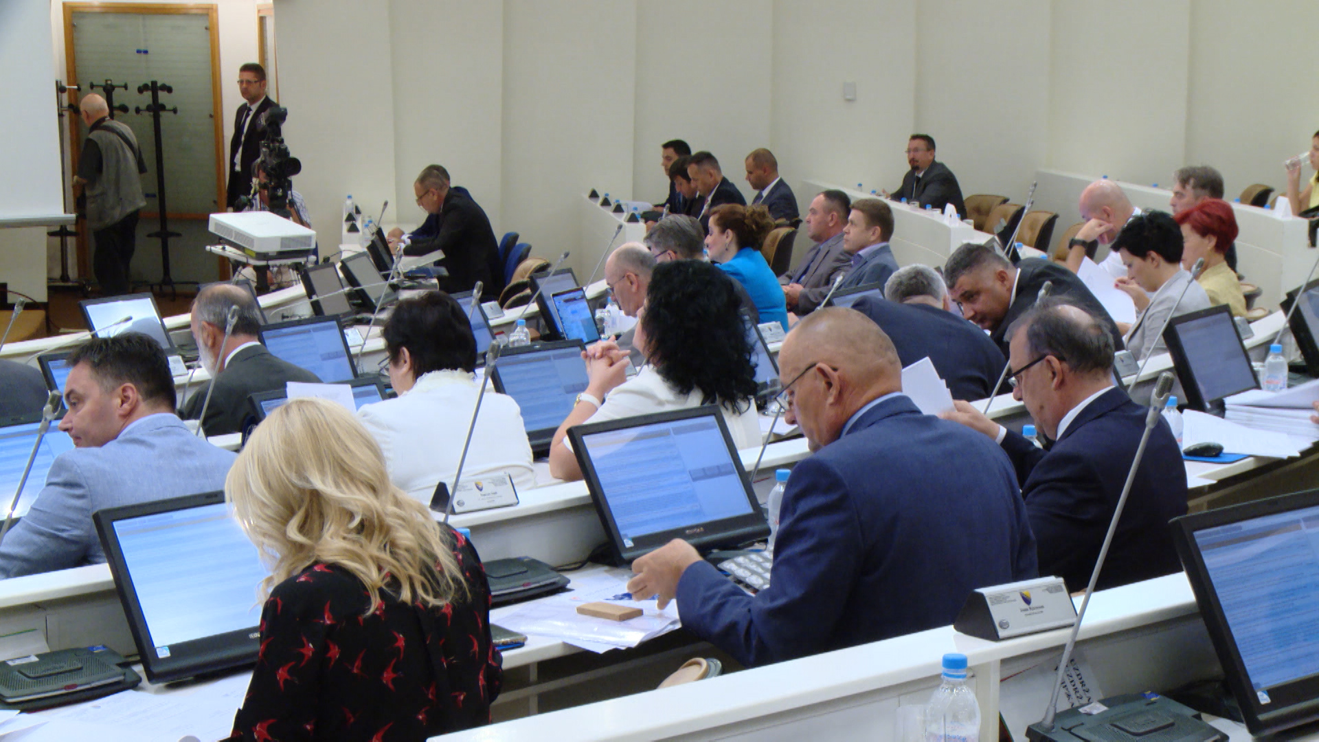 SA-POLITIKA PKG-19-AIH-1(20170806-181259313).Still003