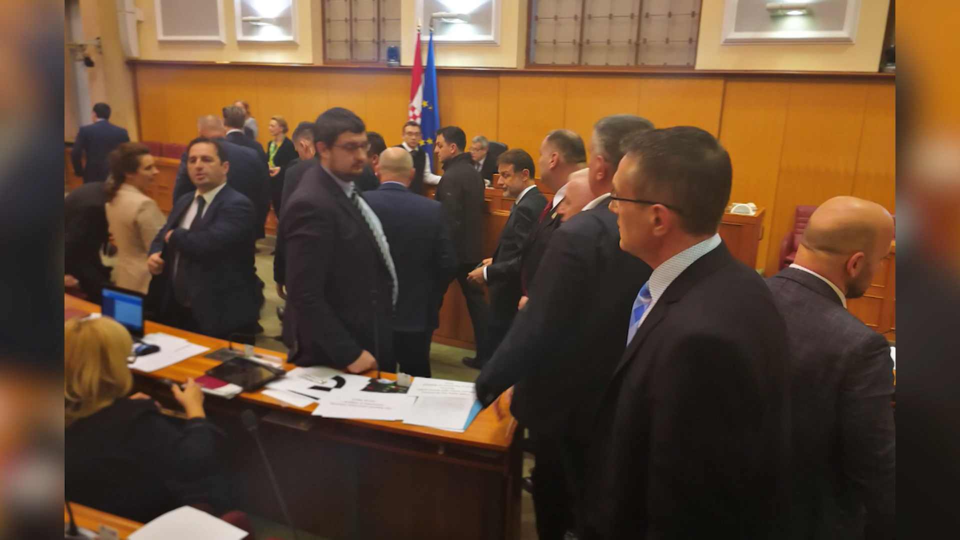 SA-PREDSTAVA TUZLA-PKG-ADG-1(20190117-144329848).00_00_39_07.Still007