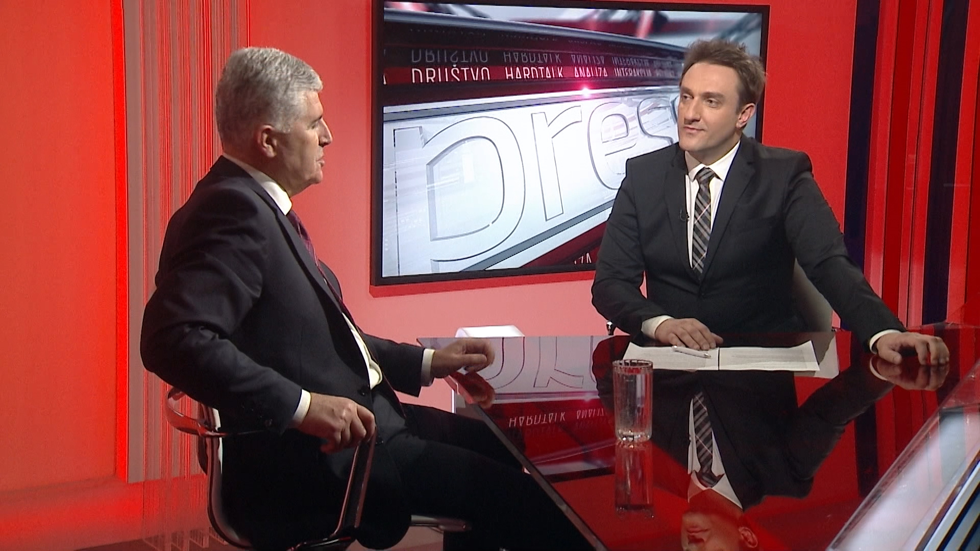 SA-PRESSING-140318-01_1.Still002