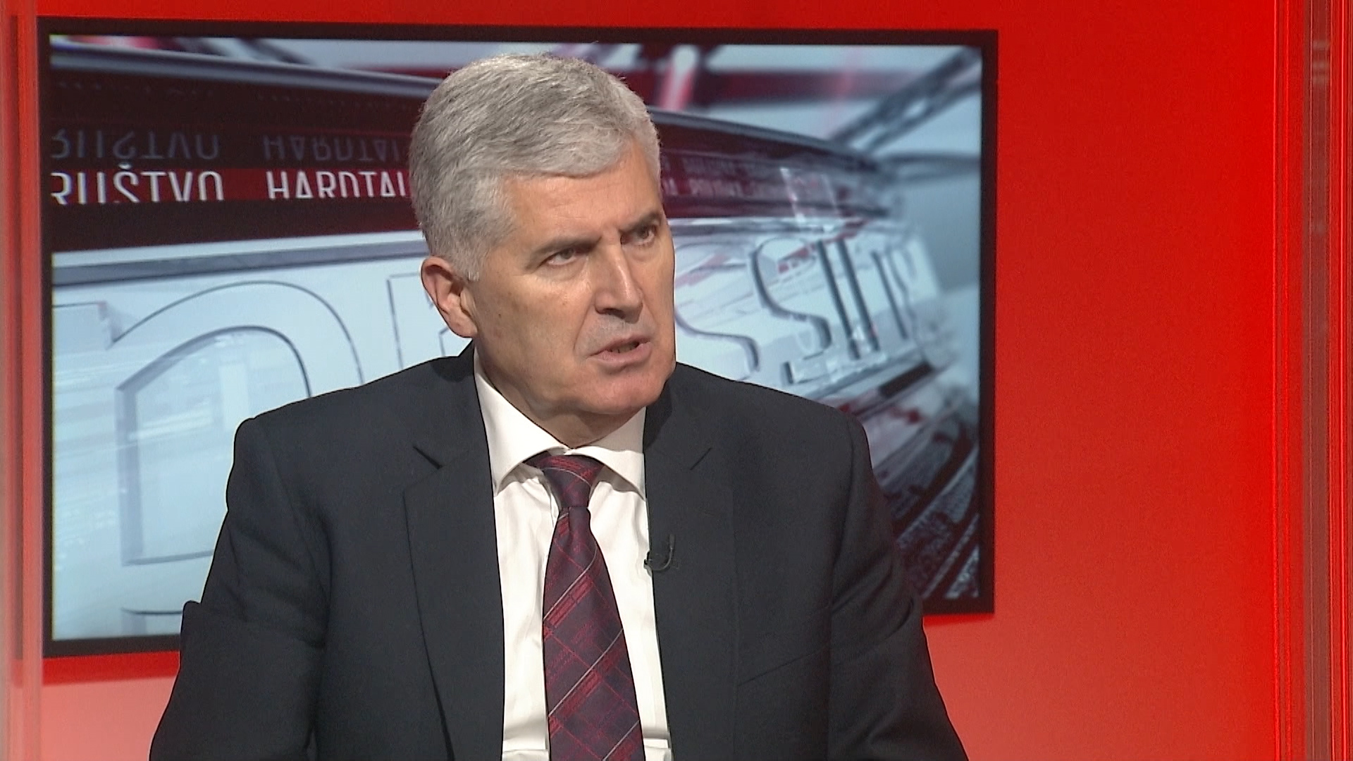 SA-PRESSING-140318-01_1.Still007