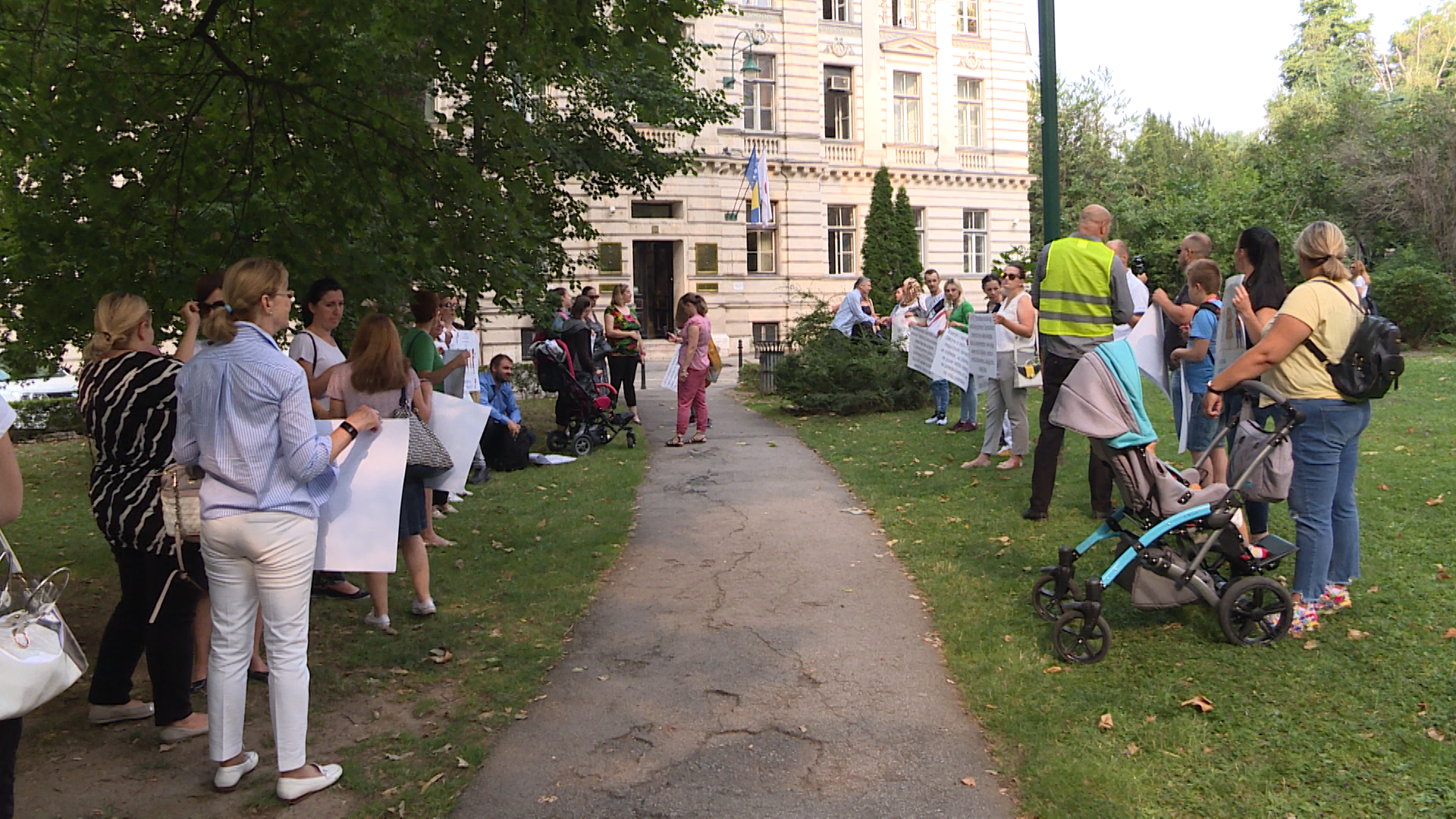 sa-protest vlada ks-mak-01(20190722-092756624).MXF.00_19_28_24.Still003