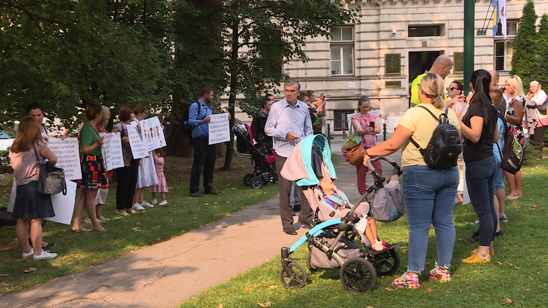 sa-protest vlada ks-mak-01(20190722-092756624).MXF.00_20_00_06.Still004