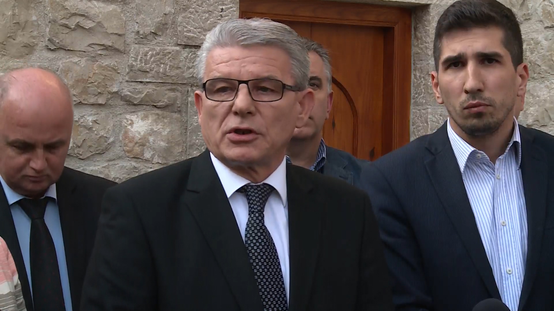 sa-sda u stolcu-091016-djk-wmt.Still004