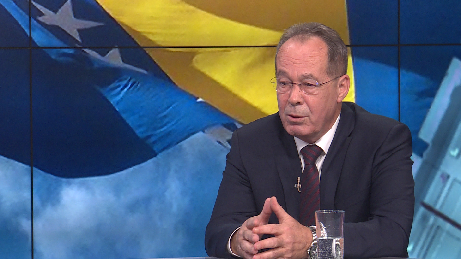 sa-sifet podzic-clf-141220.17_43_34_09.Still001