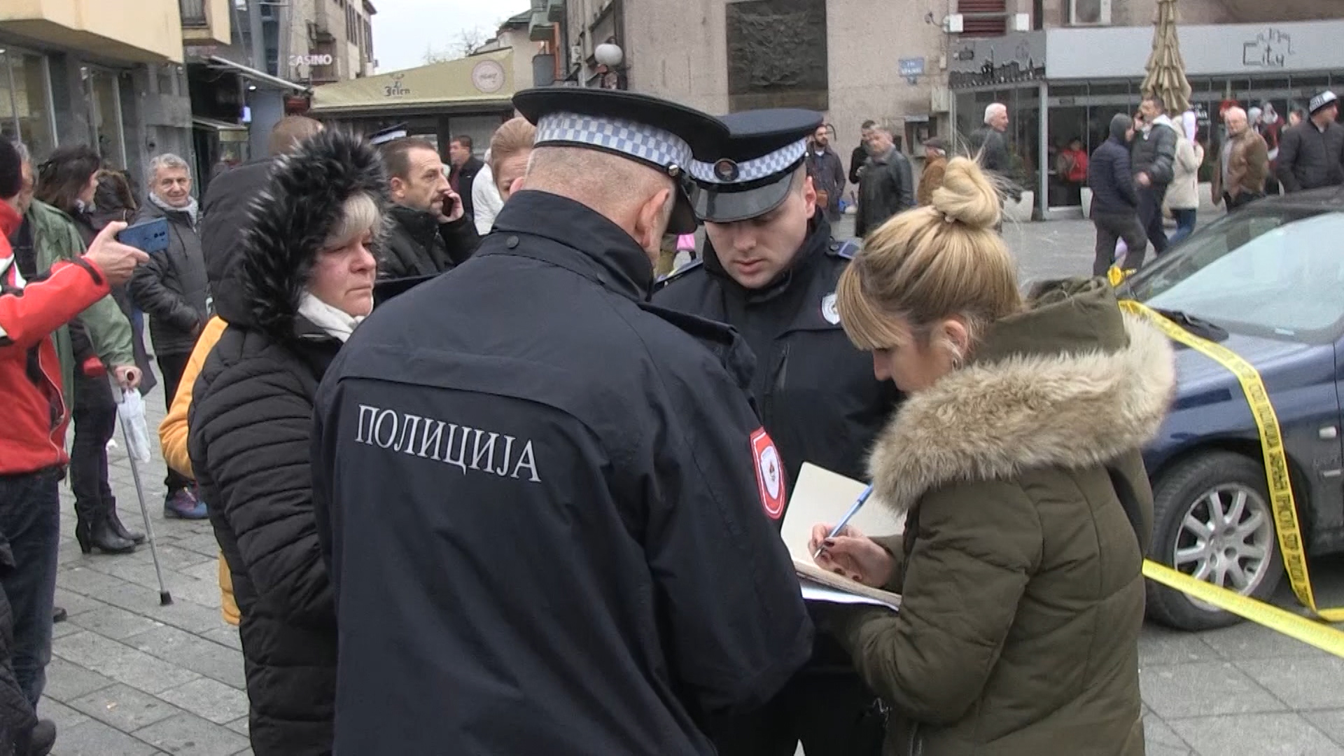 sa-suzana i policija na trgu-snm(20181225-113857012).mxf.00_03_32_15.Still010