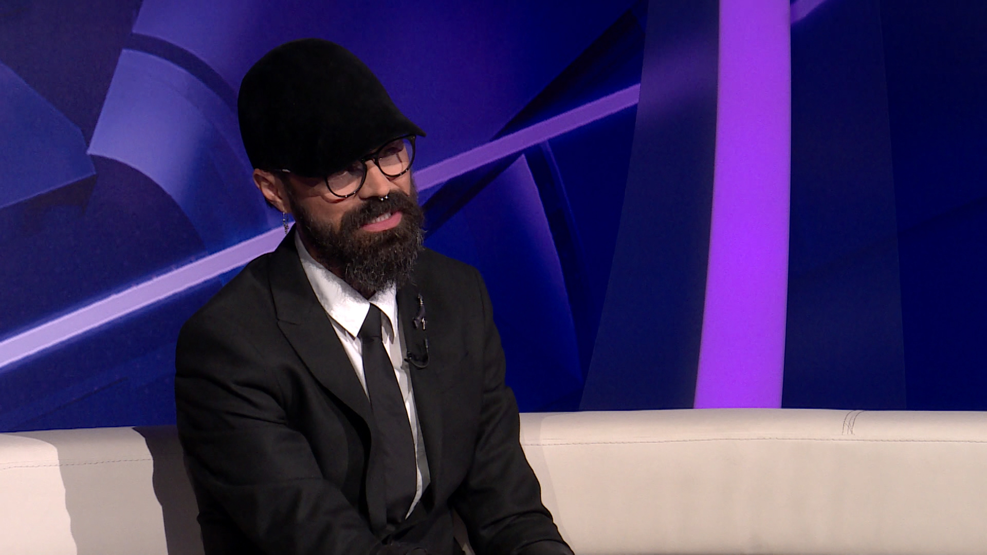 SA-VECERNJI STUDIO-040620-01.21_01_31_13.Still001