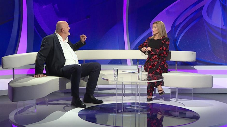 SA-VECERNJI STUDIO-211118-01.00_26_01_05.Still002