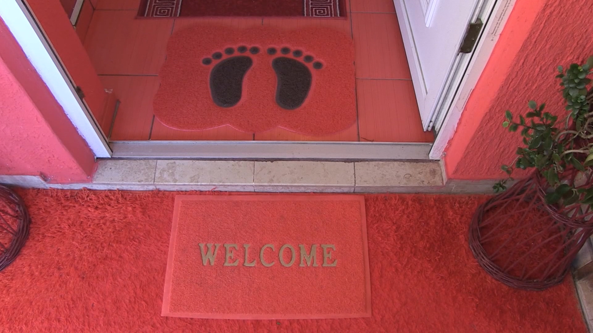 SA-ZENA U CRVENOM PKG-SNM-1(20190831-114216467).00_00_04_10.Still001