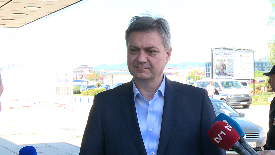 sa-zvizdic aerodrom-ads(20190428-125356431).MXF.00_01_21_22.Still003