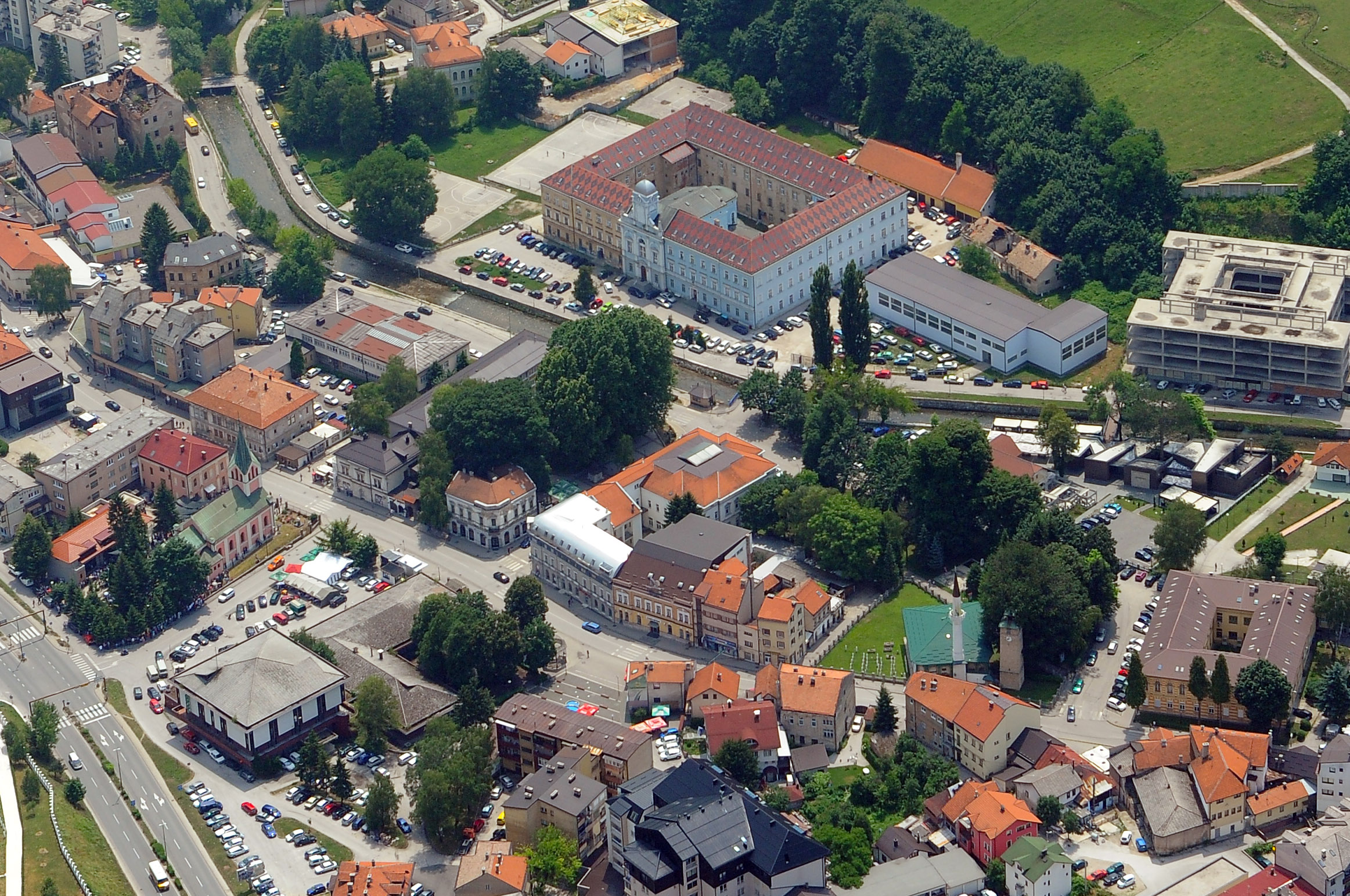 Sahat kula i Čaršijska džamija do opštine Travnik