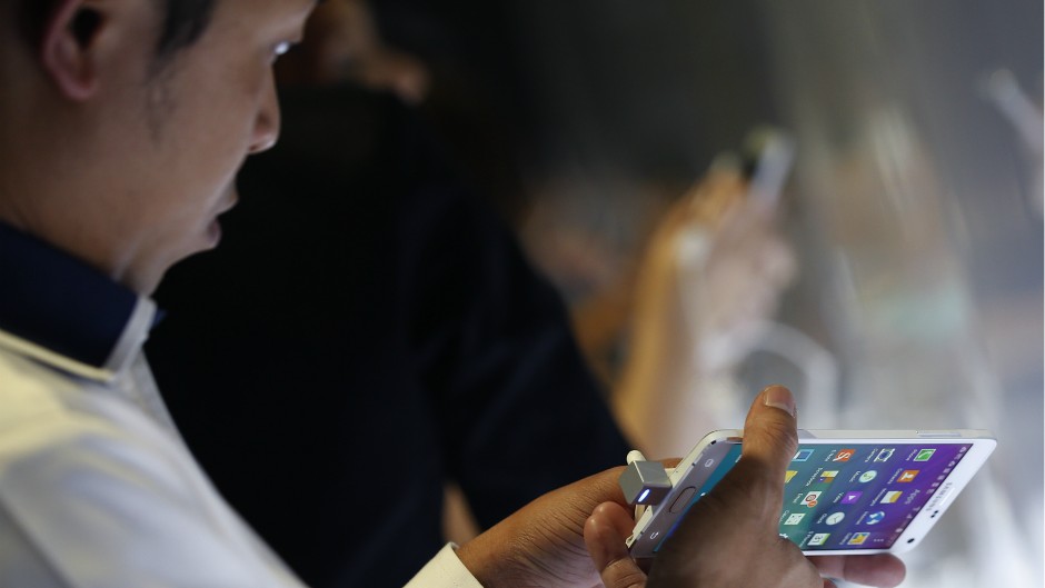 samsung galaxy mobilni telefon EPA NARONG SANGNAK