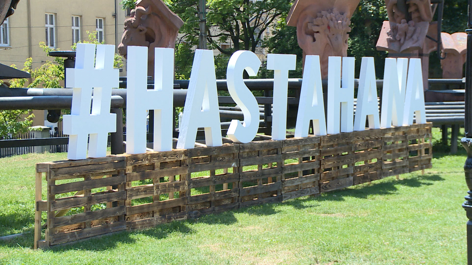 Sequence 01.00_01_44_16.Still004