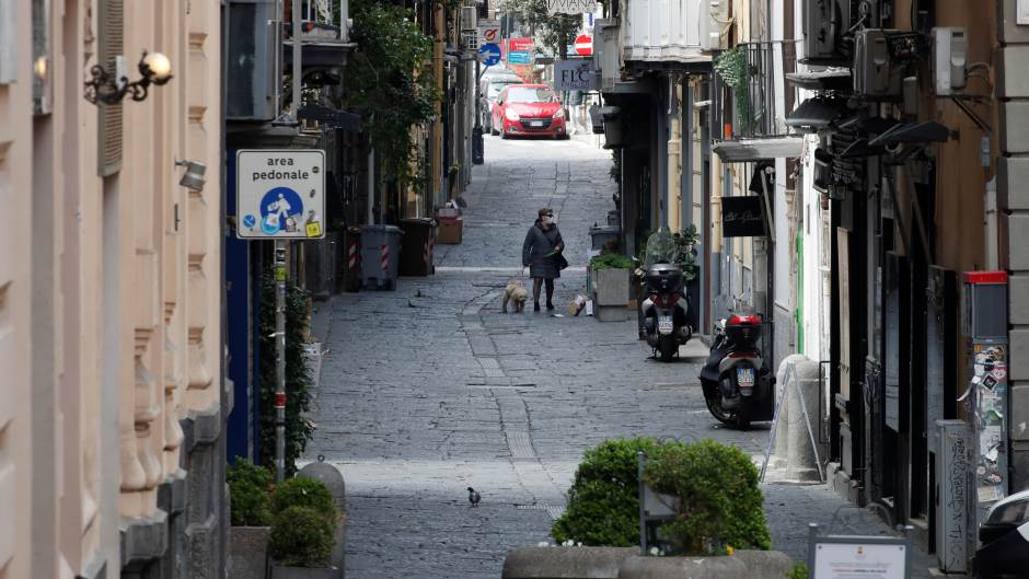 Šetnja pasa Napulj, Italija, koronavirus