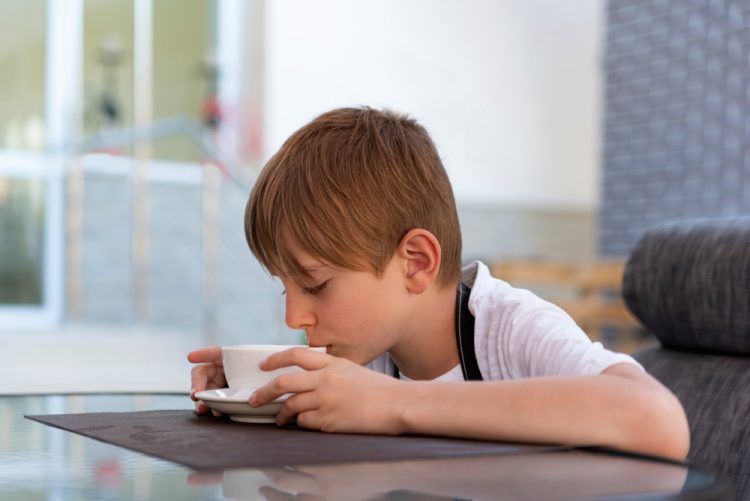 kafa dijete shutterstock_1833487810-750x501