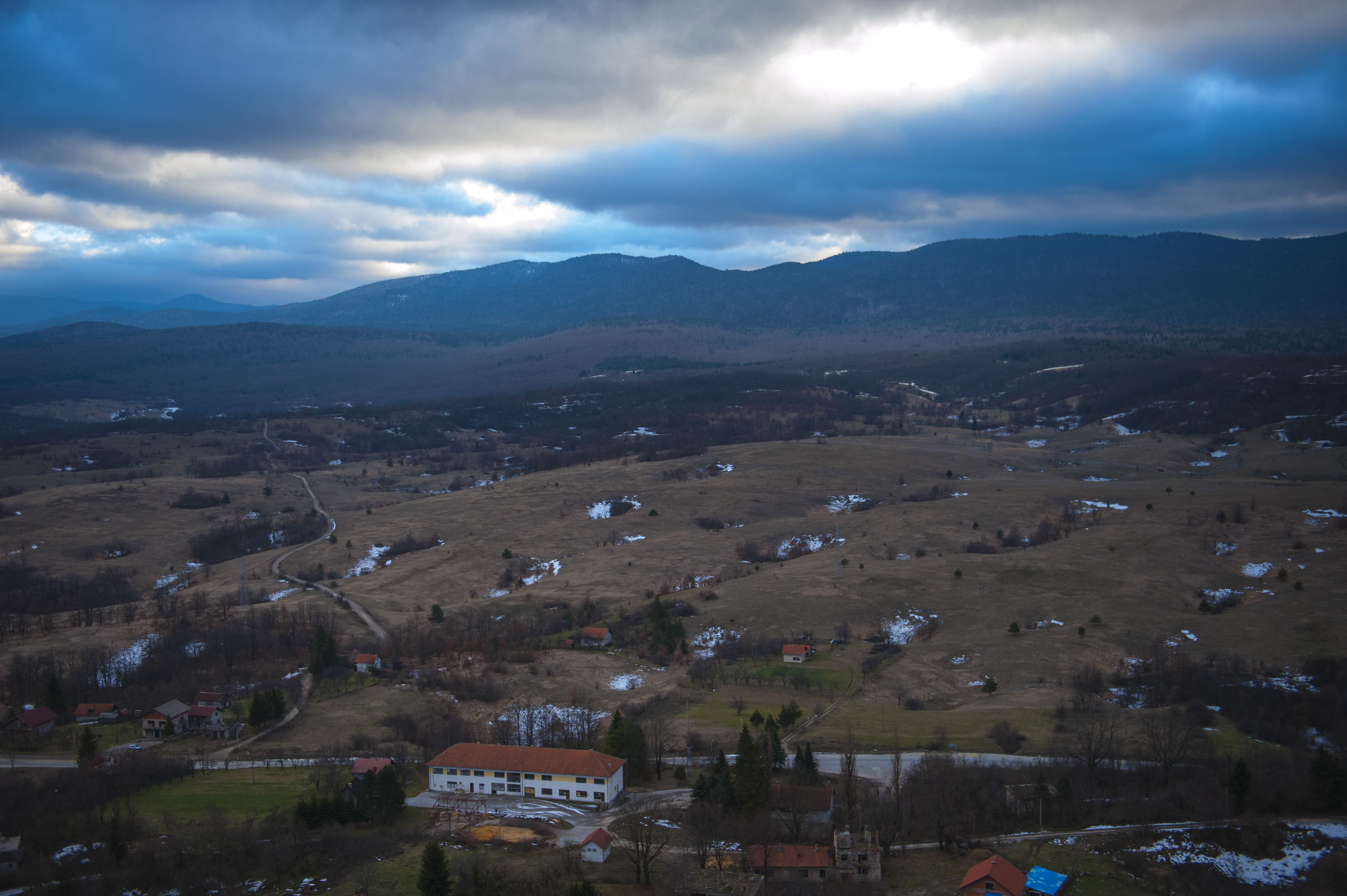 Start planinara na Crni Vrh kod škole u Bravsku pa uzbrdo preko sela Janjila Grmečom