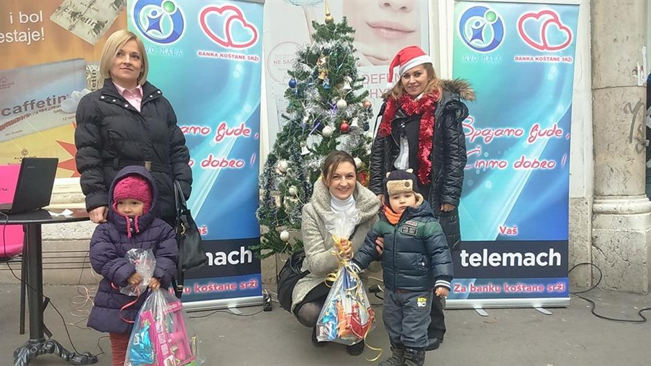 Telemach podjela paketića ispred Katedrale1