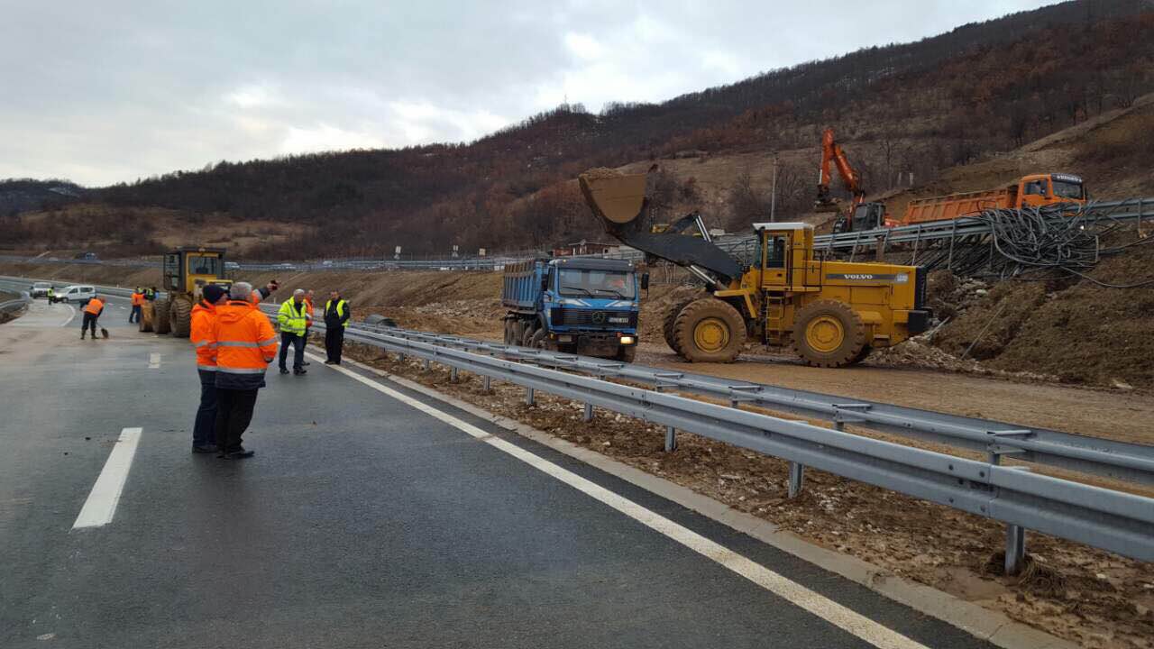 thumbnail_image-0-02-05-8bf6673913f4d673e179d5bdeebf2c21bd5d9c74e4274f56695defa0a26430f0-V