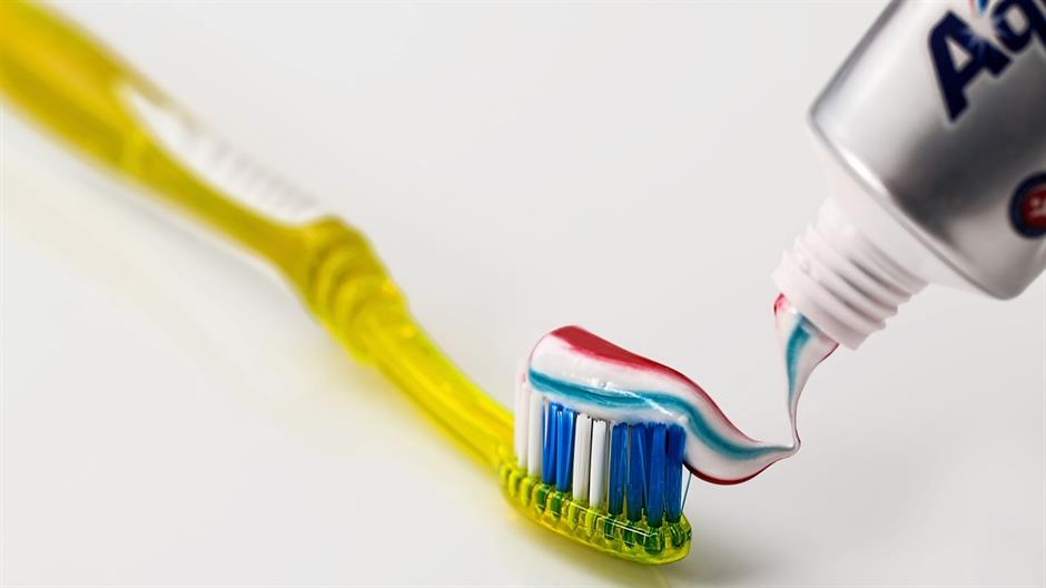 toothbrush-571741_1280