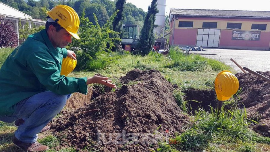 trinaesti-dan-strajka-gladu-radnici-iskopali-grobna-mjesta-u-krugu-firme-tuzla-kvarc002-20160424
