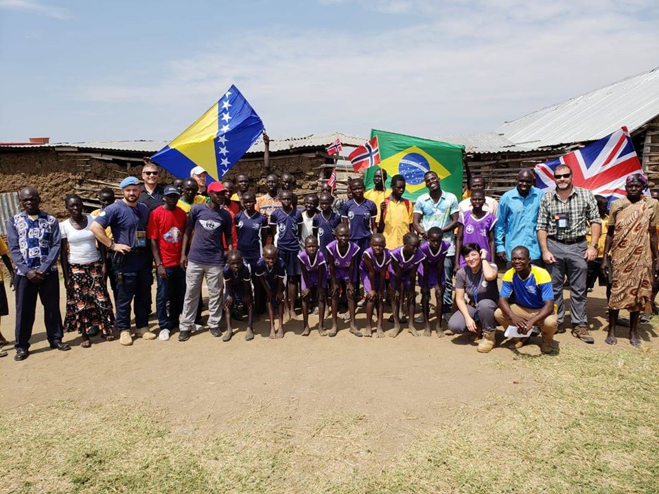 Vanposlovne aktivnosti- pruzanje pomoci osnovnim skolama u blizini baze UN