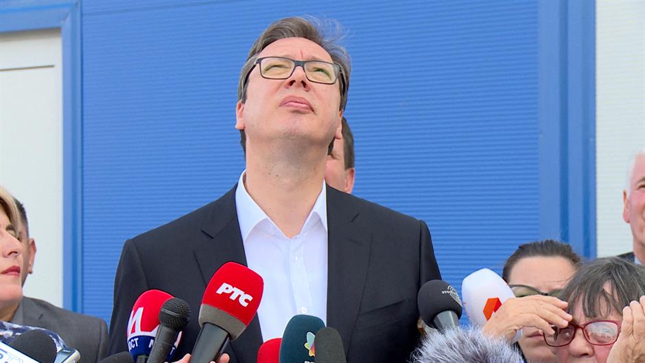 vucic-gleda-u-nebo-168413.jpeg