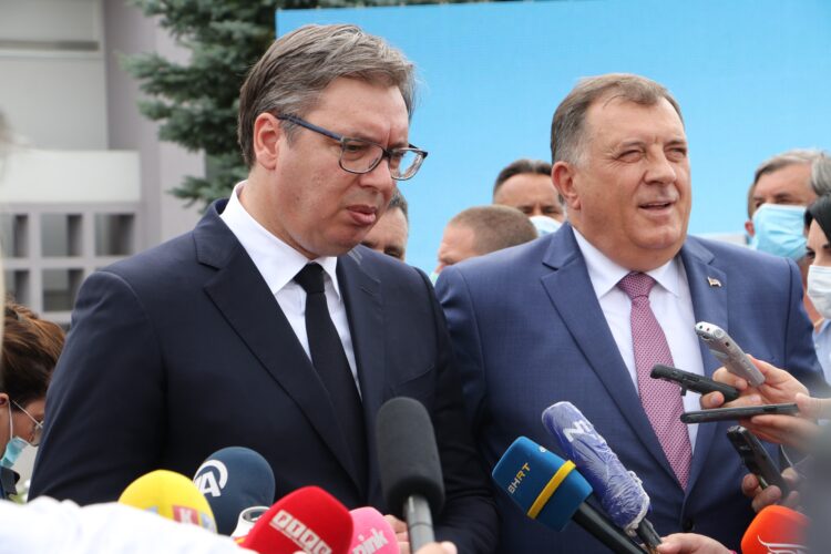 Banjaluka: Vučić uručio ključeve 15 sanitetskih vozila