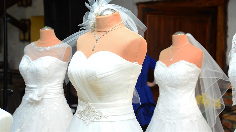 wedding-dress-1236010_1920