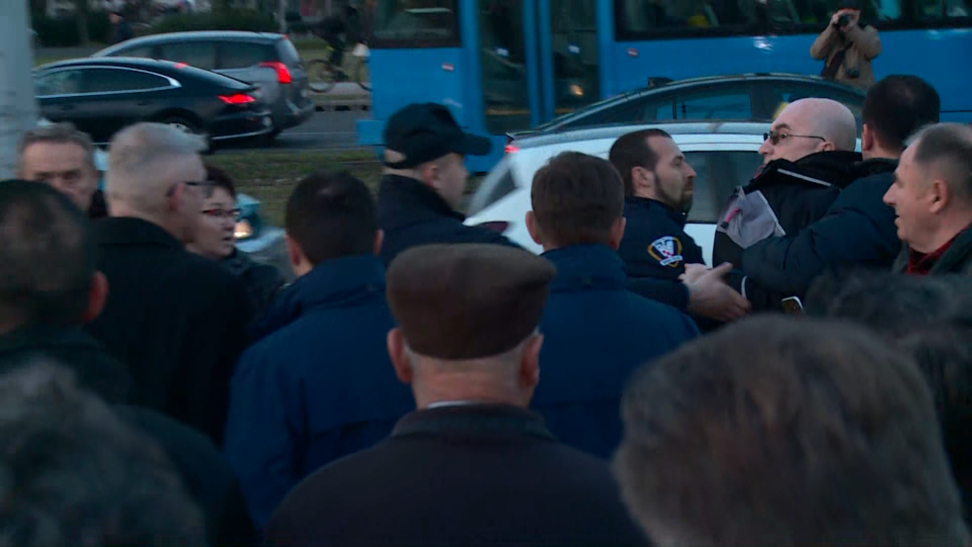 zg-live 8-1540-101218_1.15_57_51_23.Still004