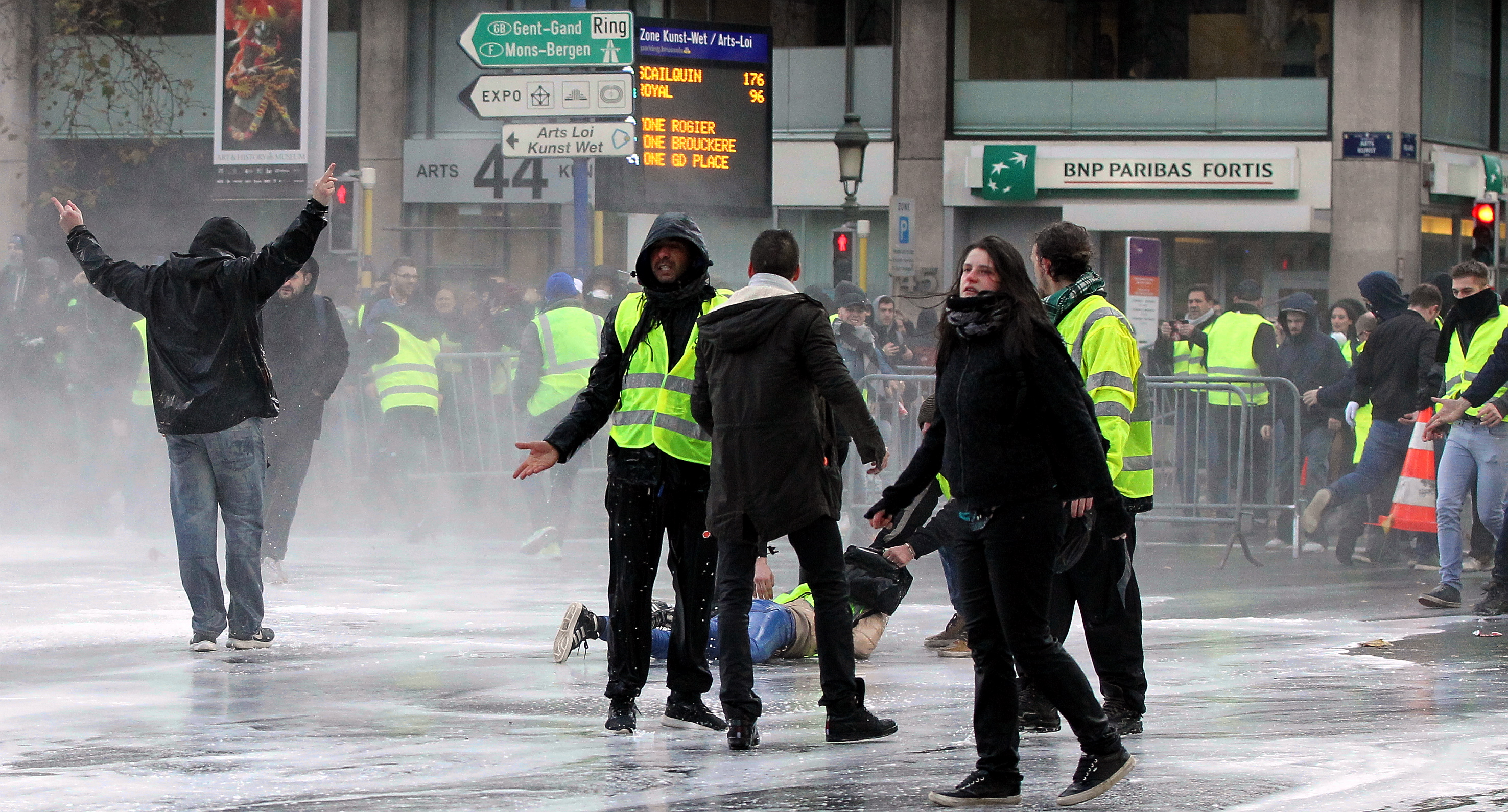 žuti prsluci Brisel protesti policija vodeni top