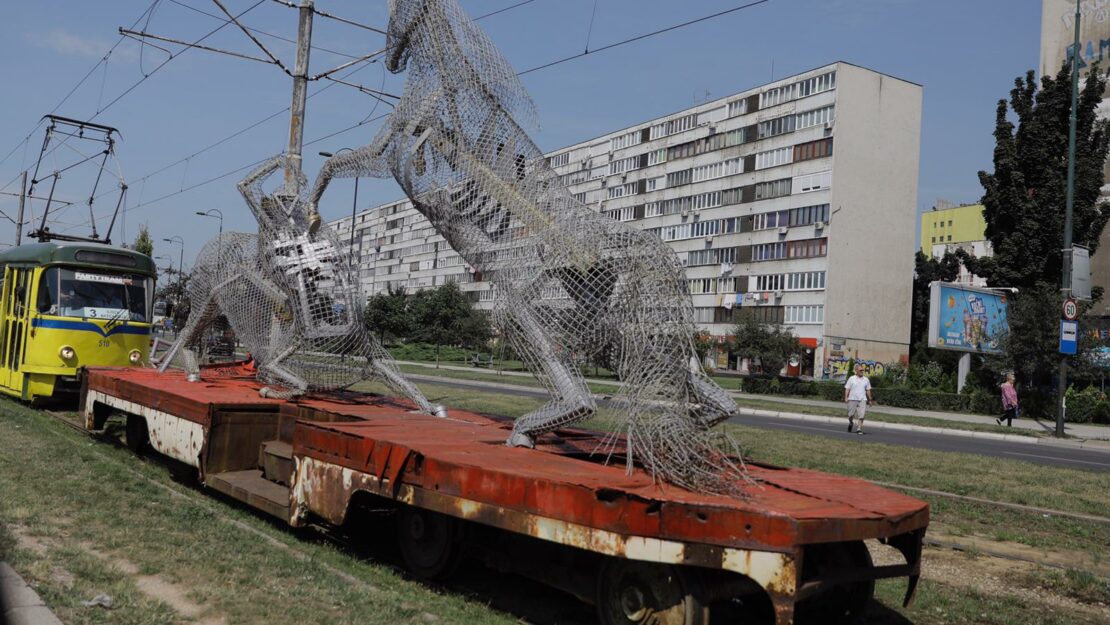 Artistic reminder of the Sarajevo's resistance 'Kentauromahia' toured the  city