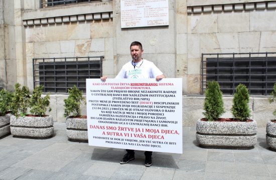 Sanjin Sinanović protestovao ispred Centralne banke BiH