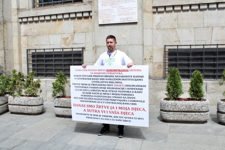 Sanjin Sinanović protestovao ispred Centralne banke BiH