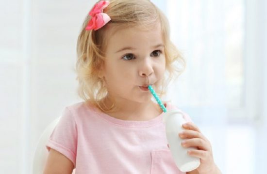 dijete pije mlijeko