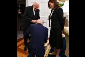Joe Biden se poklonio pred majkom dvanestero djece