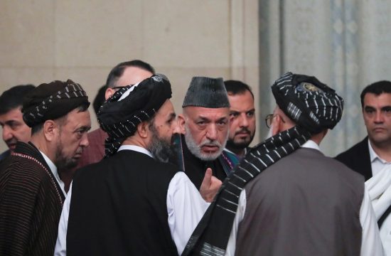 Hamid Karzai u razgovoru sa vođama talibana