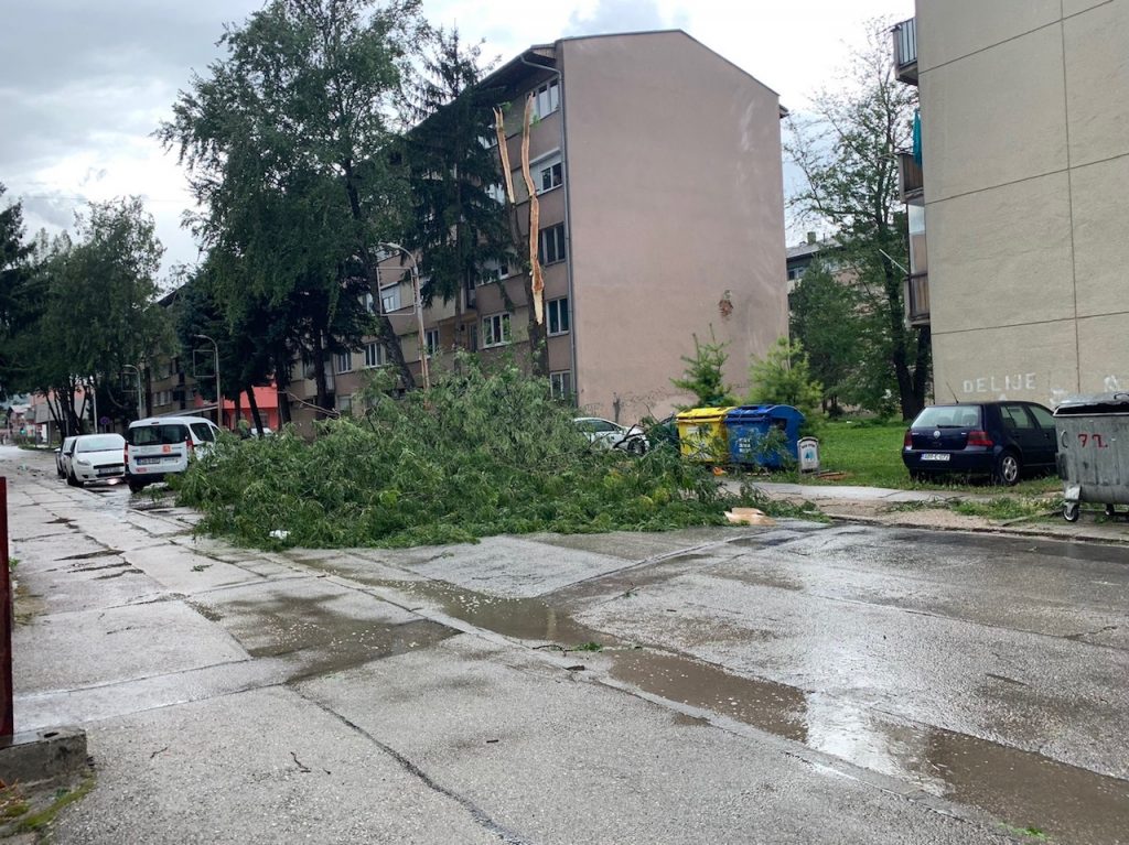 Olujno Nevrijeme Pogodilo Bihać, Vjetar Obarao Drveće (FOTO/VIDEO) - N1