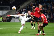 Soccer Football - LaLiga - Real Madrid v RCD Mallorca - Santiago Bernabeu, Madrid, Spain - September 22, 2021 Real Madrid's Luka Jovic in action with RCD Mallorca's Martin Valjent REUTERS/Sergio Perez