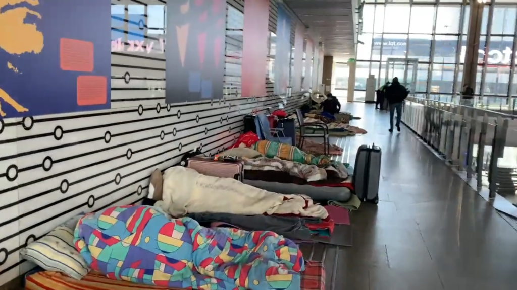 N1 in Poland: Ukrainian children sleeping at Warsaw’s Central Station - N1