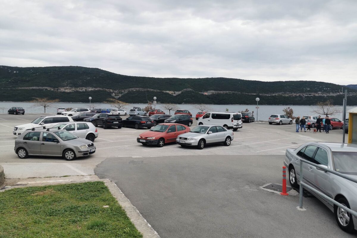 Drama u Neumu: Razbio automobil zbog parkinga (VIDEO)