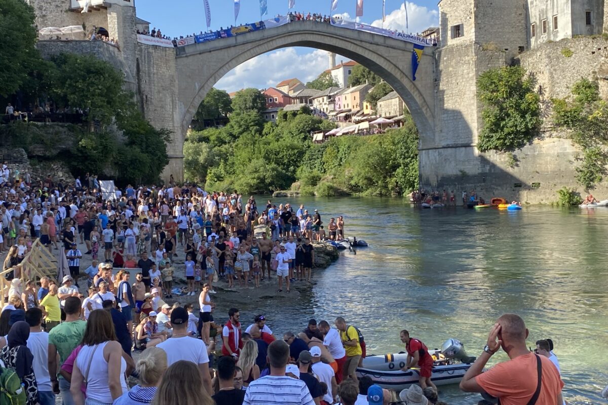 Incident tokom skokova u Mostaru: Žena s terase kafića pala u Neretvu - N1