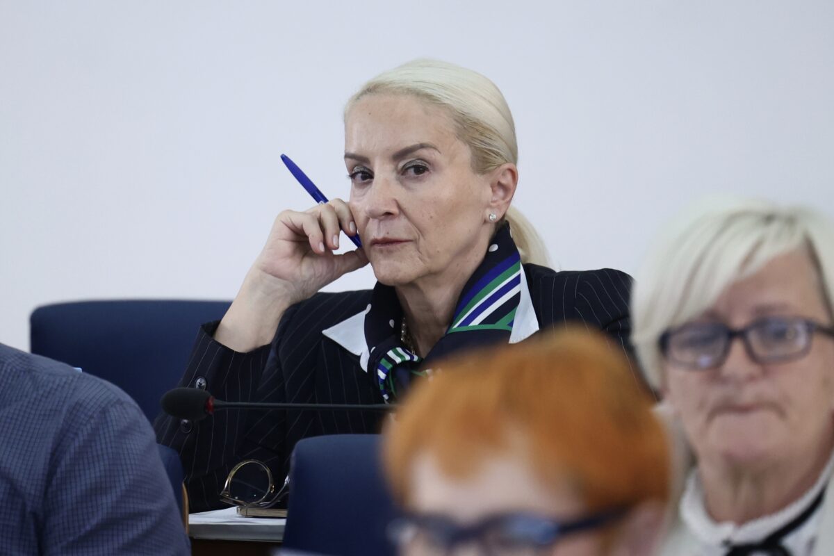 Sindikat od nove Uprave KCUS-a traži reakciju, tvrde da je Sebija Izetbegović pljunula zaštitara i bacila motorolu na pod