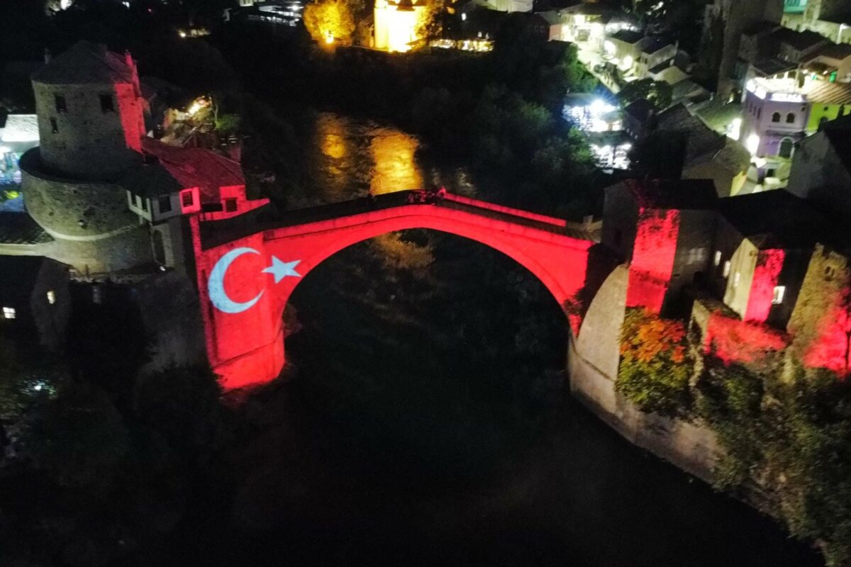 Mostaru Stari most u Mostaru u bojama zastave Turske povodom 100. godišnjice ...