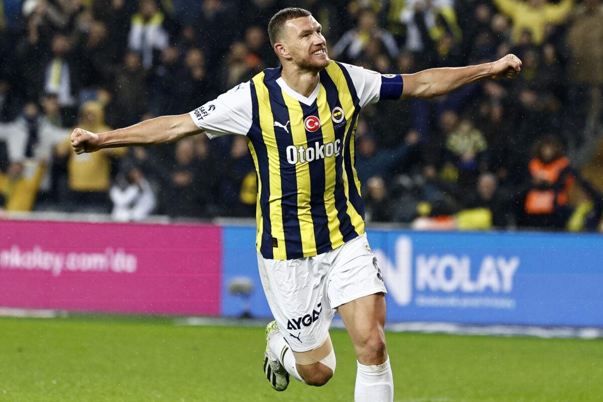 Turski mediji pišu da Edin Džeko napušta Fenerbahce, zbog bogate ponude koja se ne odbija Turski mediji pišu da Edin Džeko napušta Fenerbahce, zbog bogate ponude koja se ne odbija
