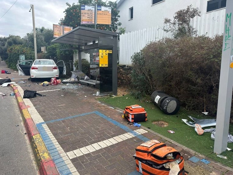 Autom se zabio u ljude na stanici kod Tel Aviva, 14 ranjenih