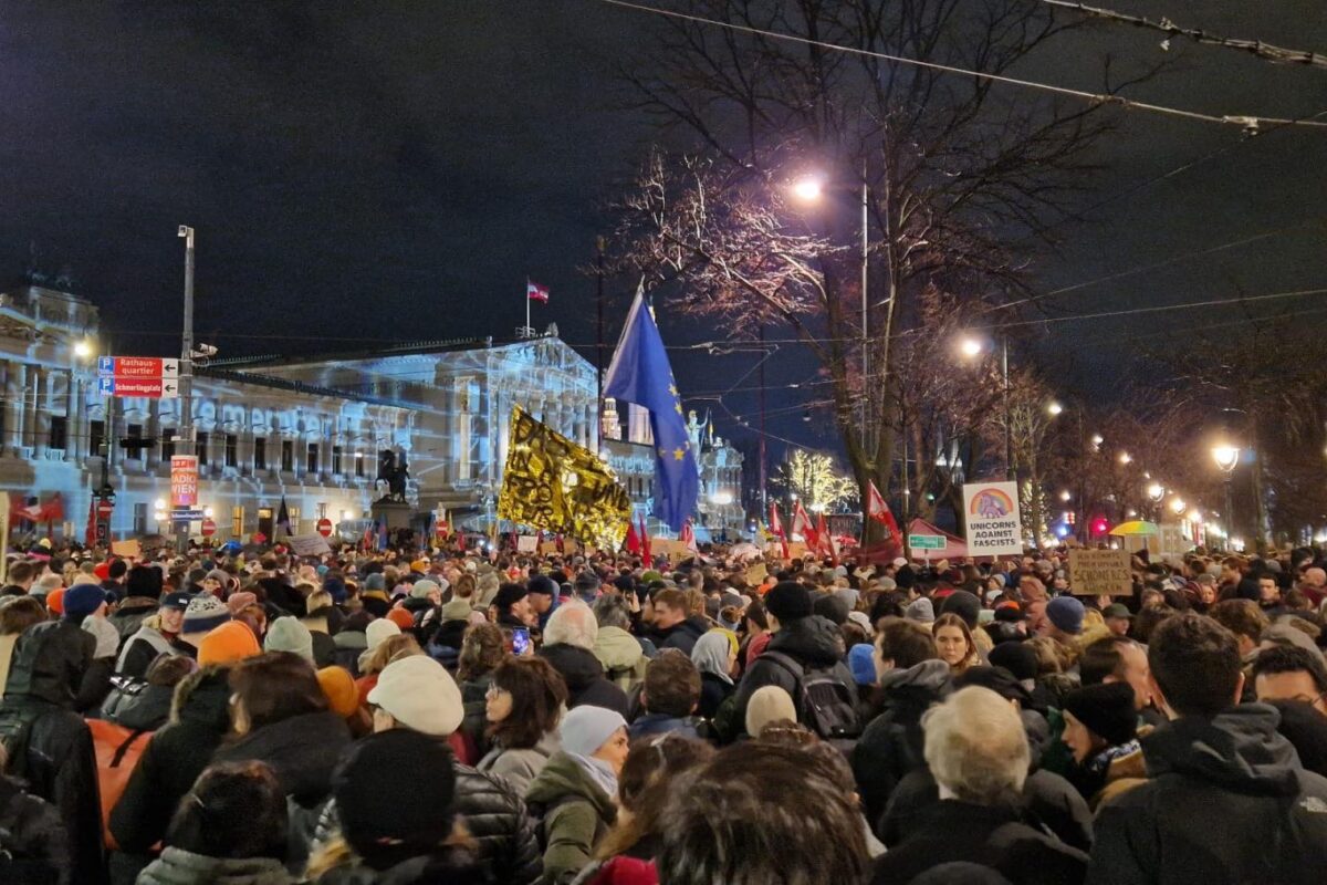 Desetine Hiljada Ljudi Iza Lo Na Ulice Be A Protiv Desni Ara Koji Ele